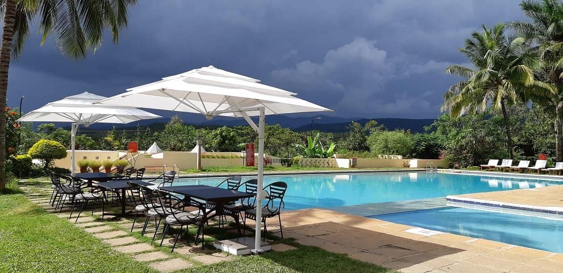 The Gateway Hotel KM Road in Chikmagalur is an ideal blend of luxury and nature. The resort offers spacious garden cottages with private courtyards, giving a rustic yet upscale feel.