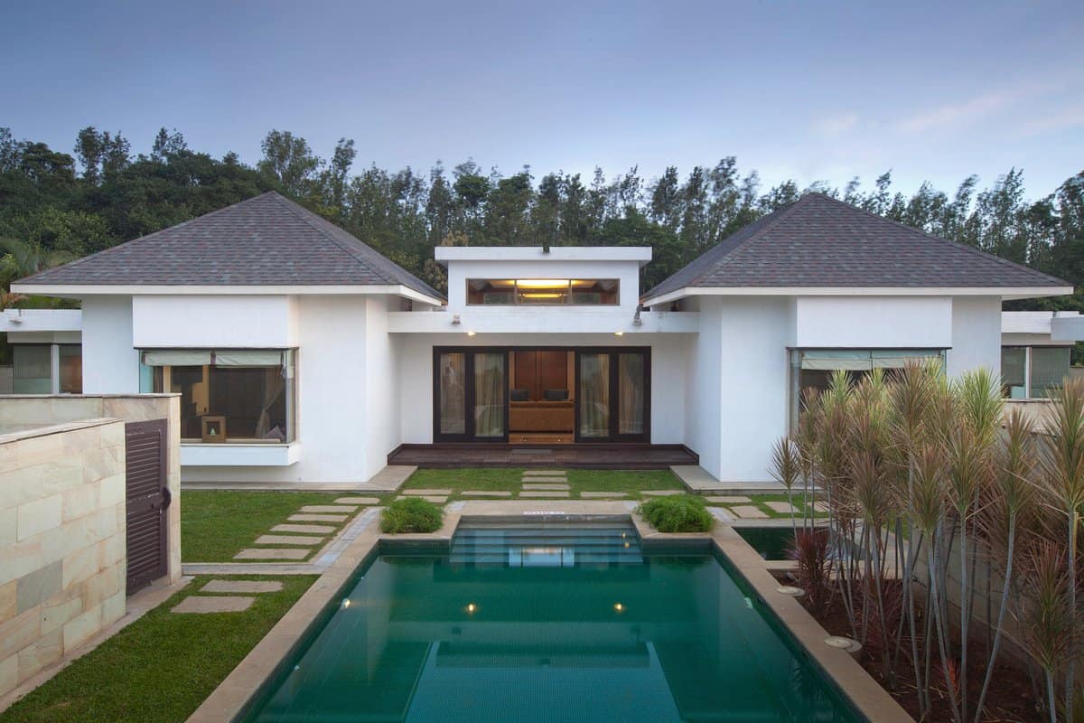 Serai Chikmagalur in 10 best resorts in Chikmagalur is a luxury resort set amidst Karnataka’s hill ranges, offering stunning views of the Western Ghats.
