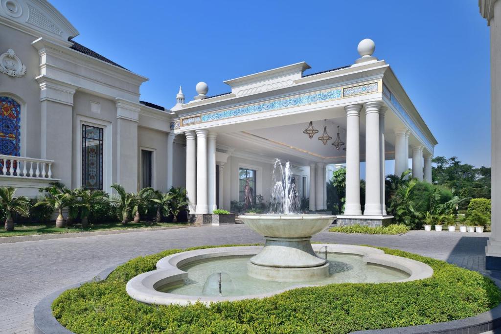 Sheraton Grand Palace Best resorts in Madhya Pradesh